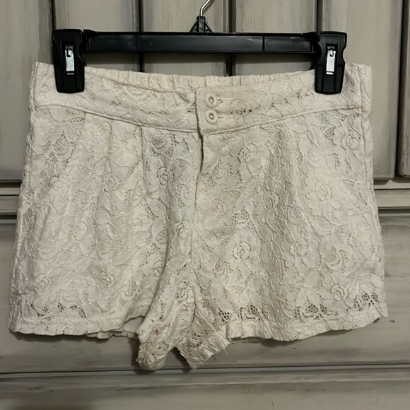 Cream Lace shorts - Picture 1 of 2